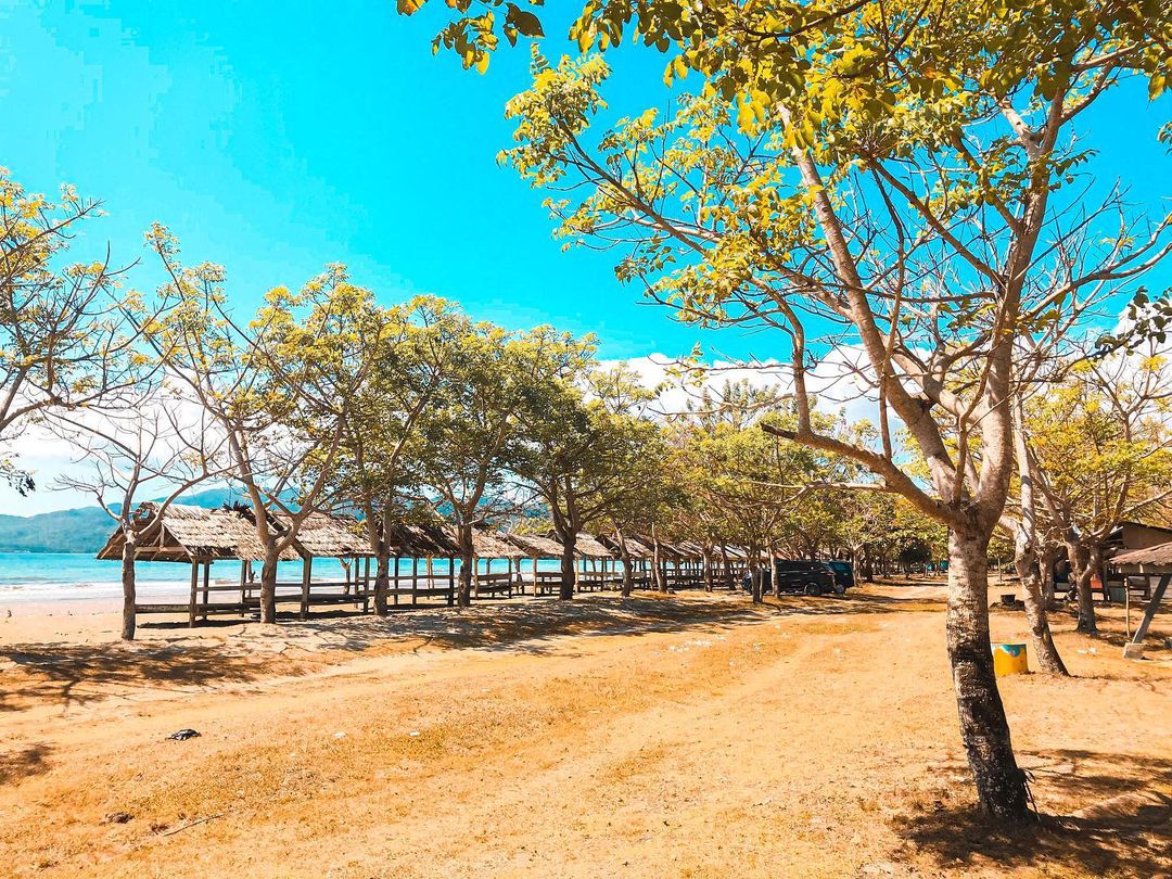 Galeri Pantai Tombawatu Batu Gong Pintu 2