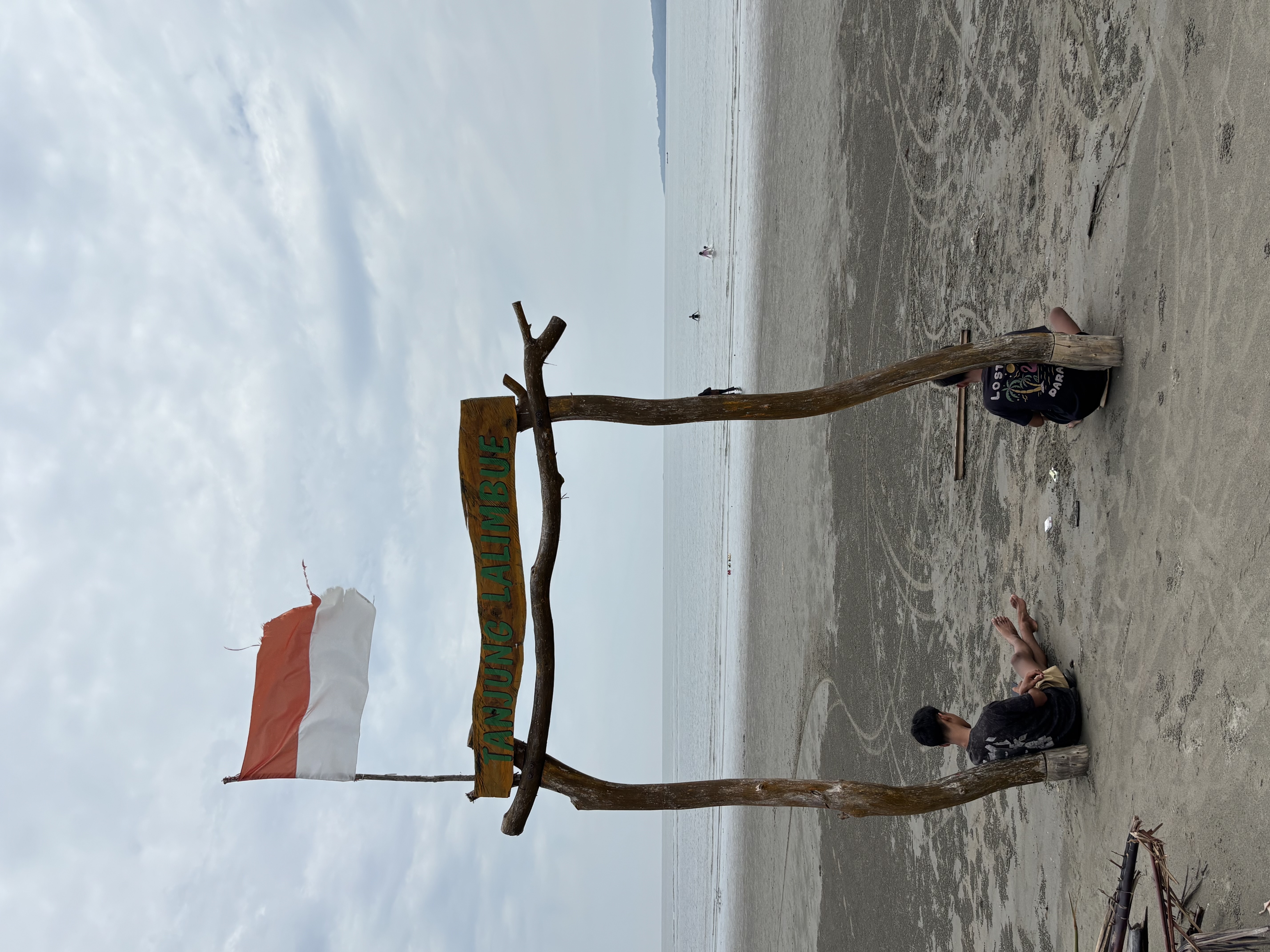 Galeri Pantai Lalimbue Batu Gong pintu 3
