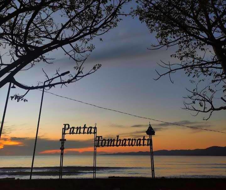 Pantai Tombawatu Batu Gong Pintu 2