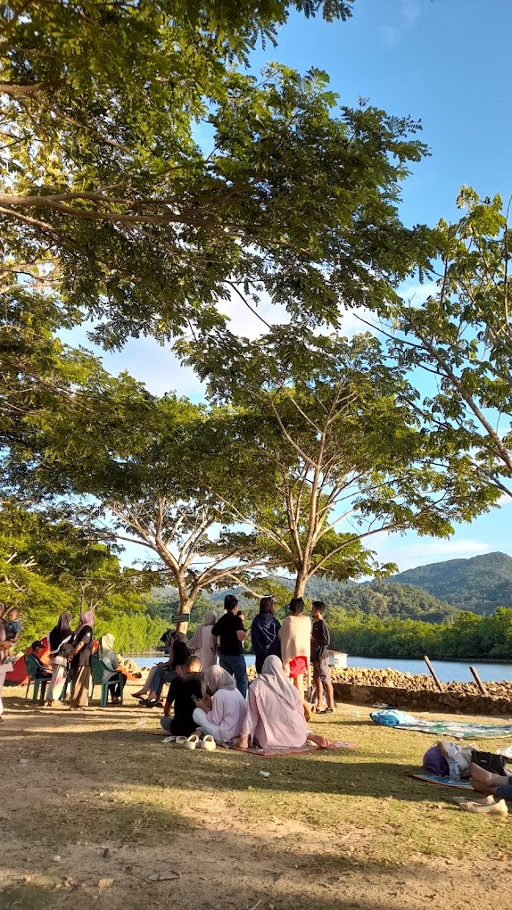 Galeri Anggalo Beach Waworaha